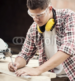 Carpenter_measuring_a_wooden_plank.jpg