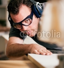 Carpenter_using_electric_saw.jpg