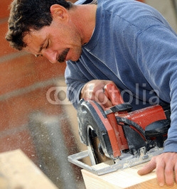 Man_cutting_block_of_wood_to_size_using_circular_saw.jpg