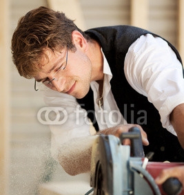 zimmermann_arbeitet_mit_kreissaege.jpg